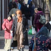 Vecinos pasean por una calle de El Espinar, uno de los padrones que más ha subido en los últimos tiempos en Segovia.