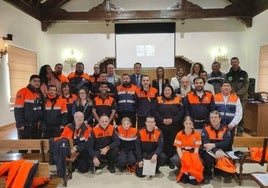 Agrupación de Protección Civil, junto a miembros de la corporación.