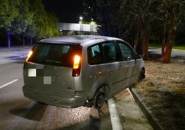 El vehículo circulaba sin dos ruedas y en sentido contrario por la calle Padre José Acosta.