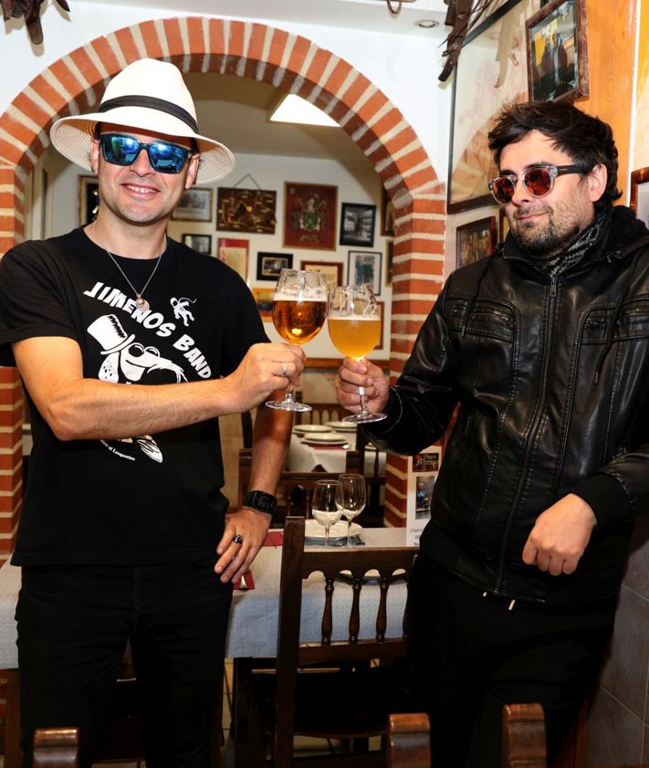 Imagen secundaria 2 - Jimenos Band, en Vinos Merino, muestran su botella de vermú y posan junto a José Merino y María Escudero.