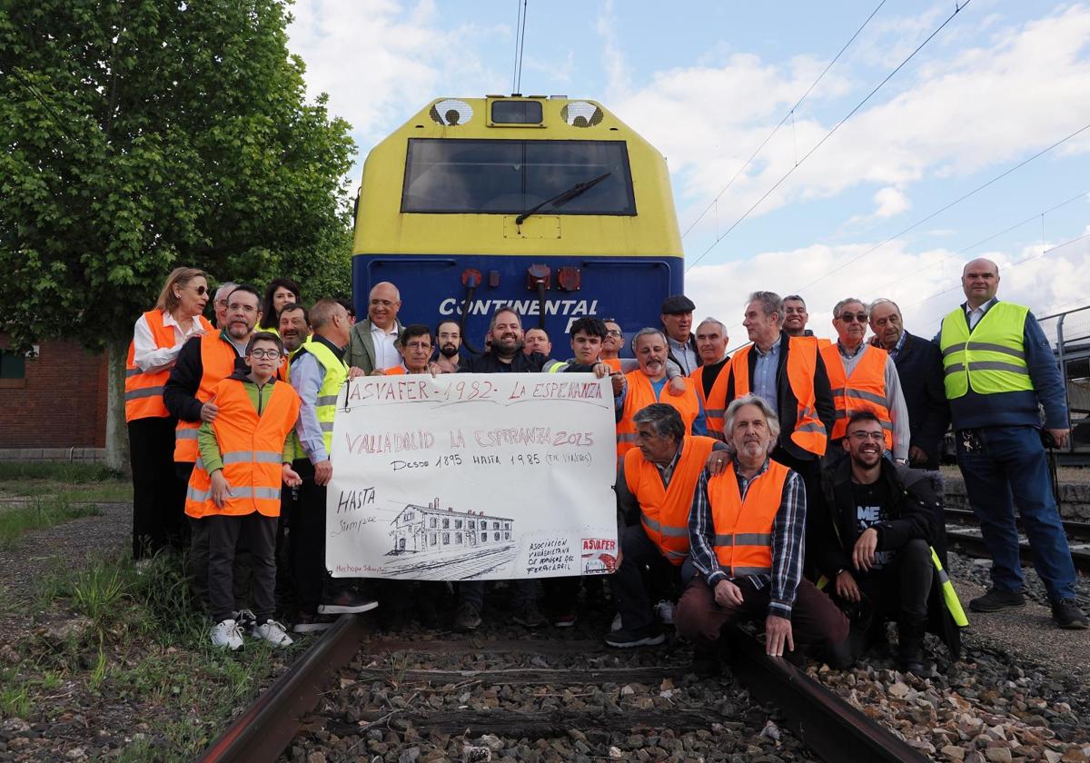Las autoridades y la Asociación Vallisoletana de Amigos del Ferrocarril posan junto al último convoy que partirá de la antigua estación de La Esperanza.