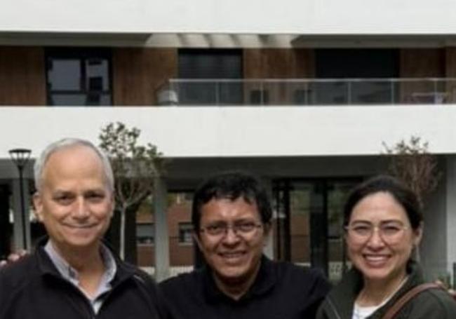 Robert Prevost, nuevo Papa León XIV, junto a los vallisoletanos Armando y Nathalie, en Villa del Prado el pasado mes de septiembre.