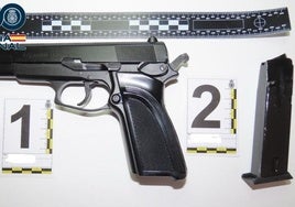 Pistola simulada intervenida al detenido.