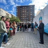 Participantes en el congreso de neumología reciben indicaciones sobre el camión instalado en Lecrac.