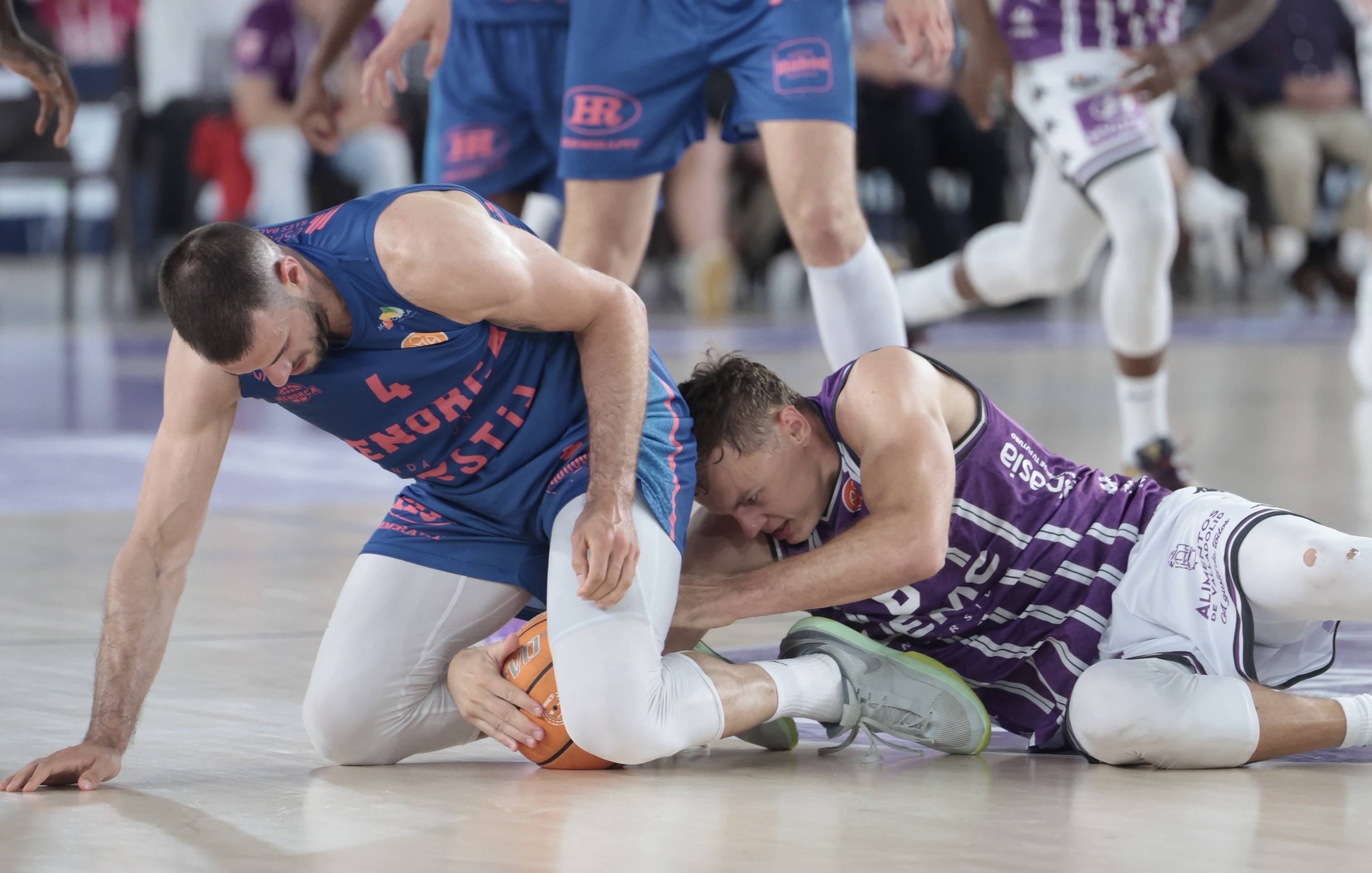 Las imágenes del descenso del UEMC ante Menorca