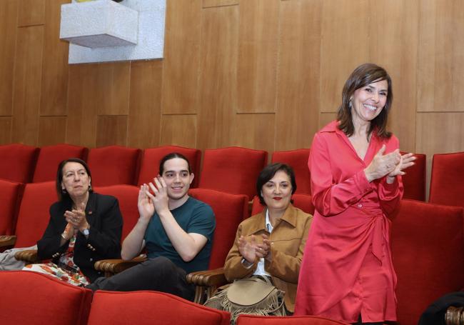 En pie, la nueva defensora Ana Velasco, mientras que Milagros Alario, primera por la izquierda aplaude a su sucesora tras nueve años en el cargo.