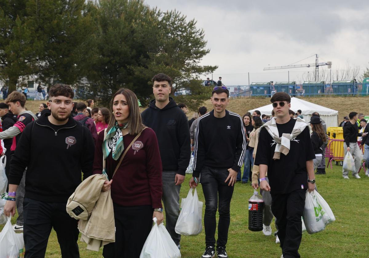 Jóvenes acceden al recinto del parque Ribera Sur.