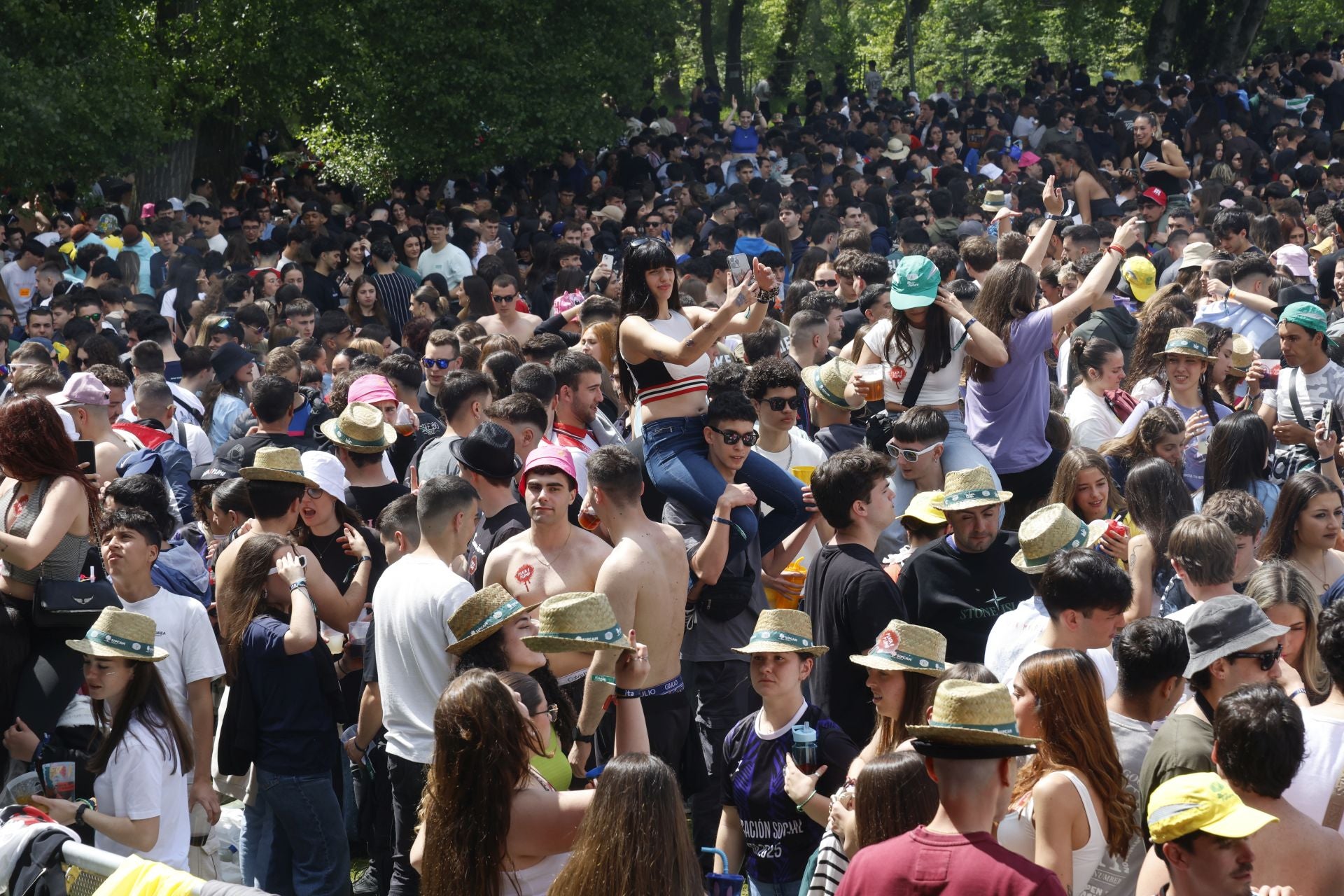 La fiesta de la ITA abarrota el parque Ribera Sur de jóvenes