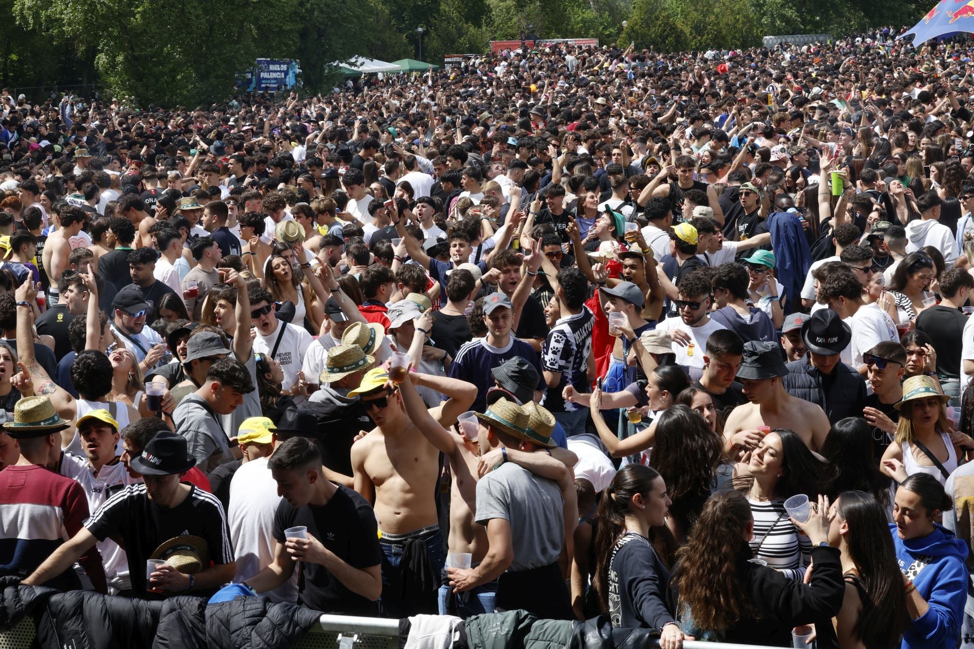 La fiesta de la ITA abarrota el parque Ribera Sur de jóvenes
