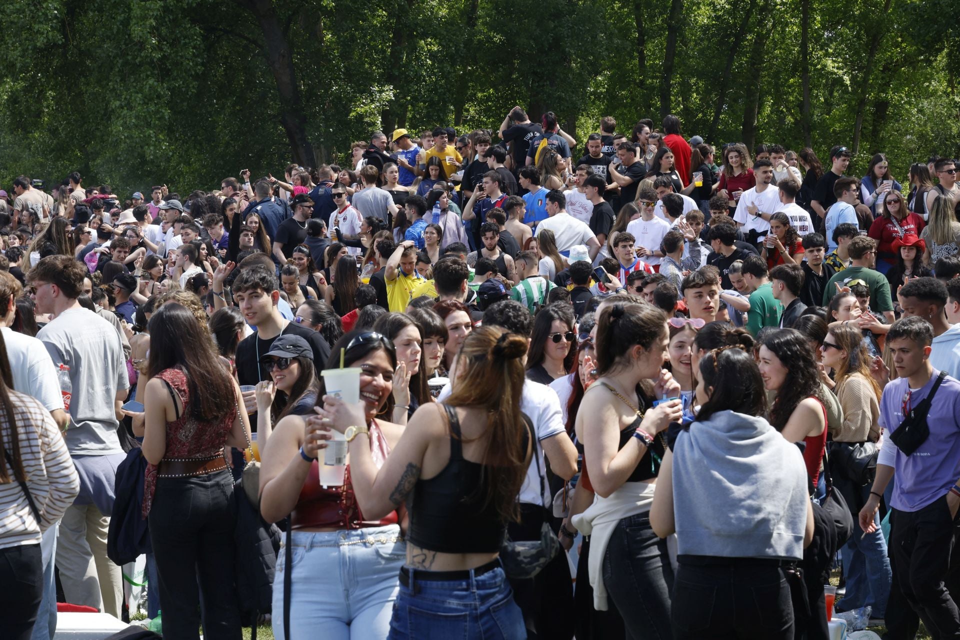 La fiesta de la ITA abarrota el parque Ribera Sur de jóvenes