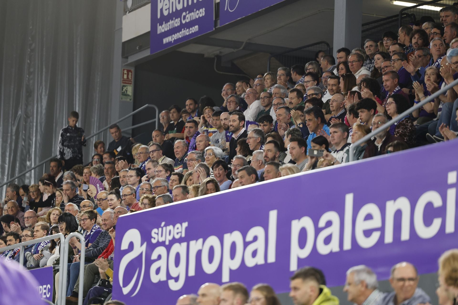 Búscate en las gradas del Súper Agropal Palencia-Betis