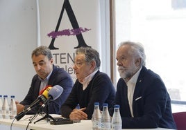 El abogado Joaquín Reyes, a la izquierda, con los arquitectos Daniel Vega y Luis Muñoz.