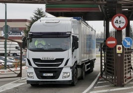 Un camión sale de las instalaciones de Mercaolid.