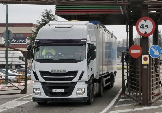 Un camión sale de las instalaciones de Mercaolid.