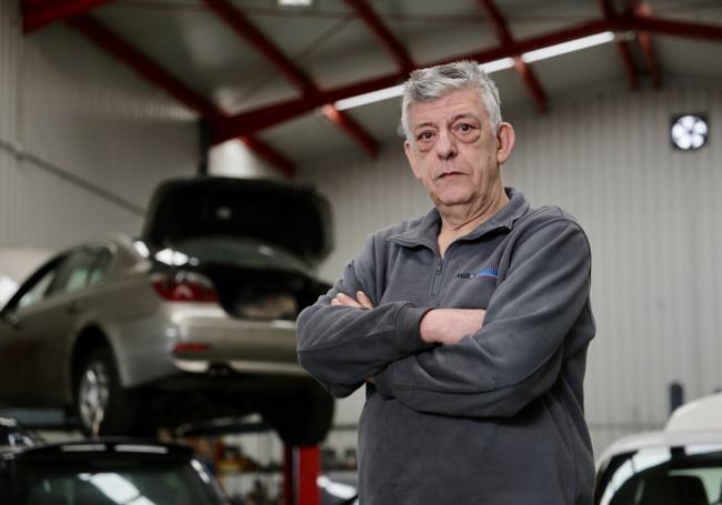 El especialista en diagnosis de BMW José Luis Díaz, del taller Auto-Tech,