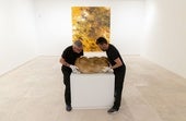 Dos técnicos colocan 'Centauro y mujer', de Baltasar Lobo, frente a 'El dorado III', de Carlos León.