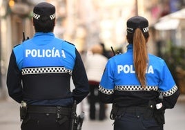 Imagen de archivo de una pareja de agentes de la Policía Local de Valladolid.