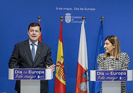 Fernández Mañueco, con la presidenta de Cantabria, María José Sáenz de Buruaga.
