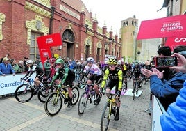 Salida de la sexta etapa de La Vuelta Femenina, este viernes en Becerril.