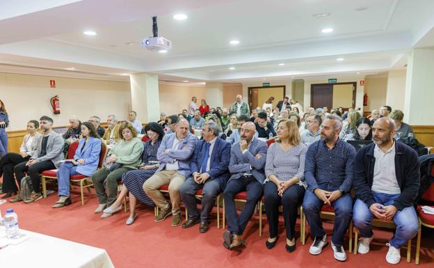 Asistentes al congreso provincial de UGT en Segovia, este viernes.