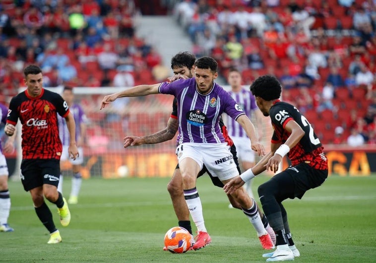 Selim Amallah controla el balón durante el Mallorca-Real Valladolid de este sábado en Son Moix.