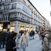 Grupos de personas en la Calle Mayor de Palencia.