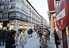 Grupos de personas en la Calle Mayor de Palencia.