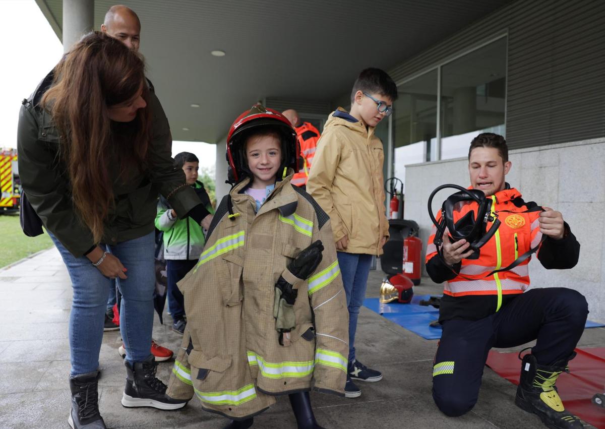 Imagen secundaria 1 - 'La feria de los inventos' sprprende a las familias, una pequeña bombera y la escena de un crimen a resolver en la Feria de Ciencia Sostenible.