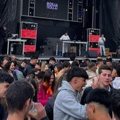 Jóvenes disfrutan de la sesión de uno de los deejays del Burladero Show Fest de este sábado en Segovia.