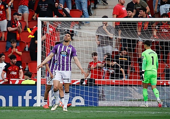 Cenk se lamenta tras uno de los goles encajaados.