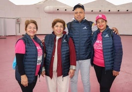 Wilman Escobar con sus tías y su esposa en la Cúpula del Milenio