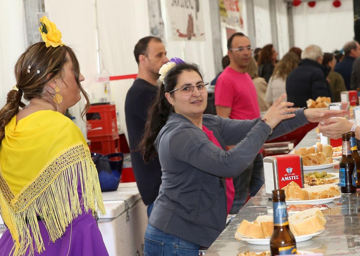 Imagen secundaria 1 - Los caballistas inician la ruta antes de la inauguración; abajo a la izquierda, el ambiente en las barras instaladas para bebibas y comida; y a la derecha, bailes flamencos.