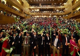 Los alumnos de la promoción 2025 de la UEMC lanzan sus bandas al aire durante el acto de graduación en el Centro Cultural Miguel Delibes.