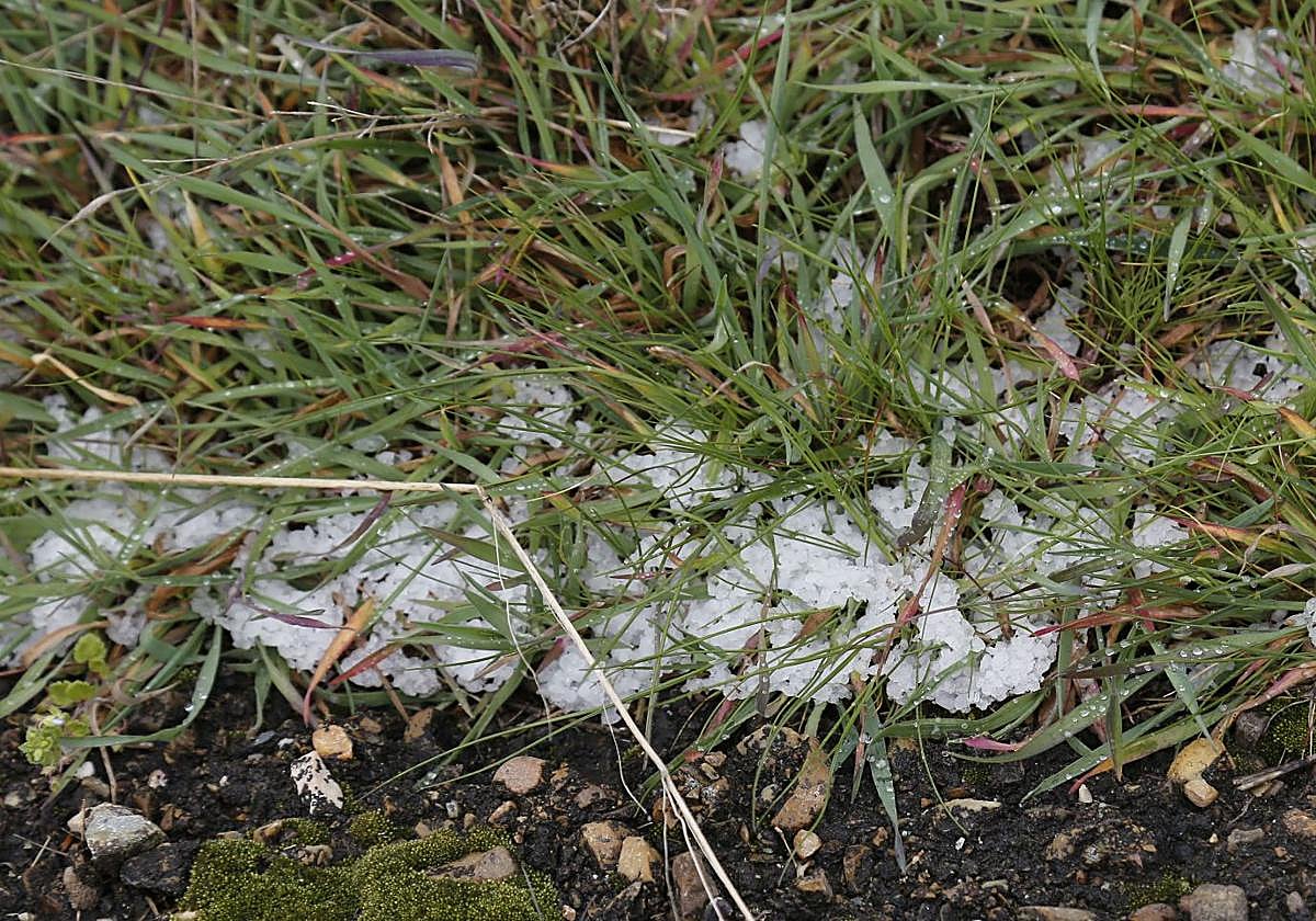 Granizo junto a carretera, en imagen de archivo.