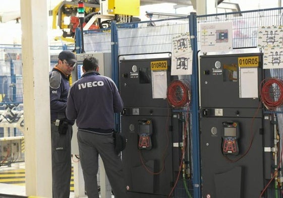 Dos trabajadores en la fábrica de Iveco de Valladolid, en una imagen de archivo.