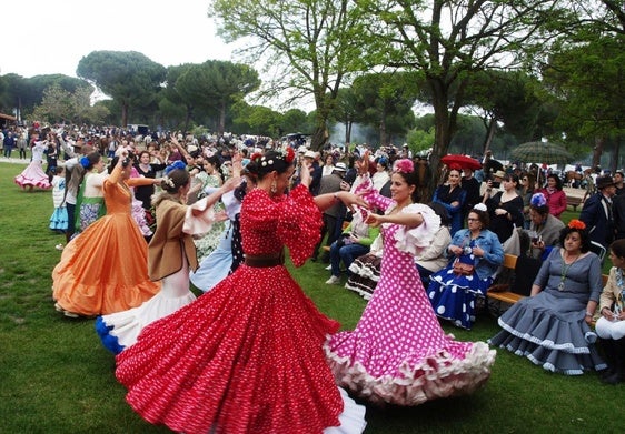 Baile a la Virgen de Sacedón en la pradera de la ermita, este sábado.