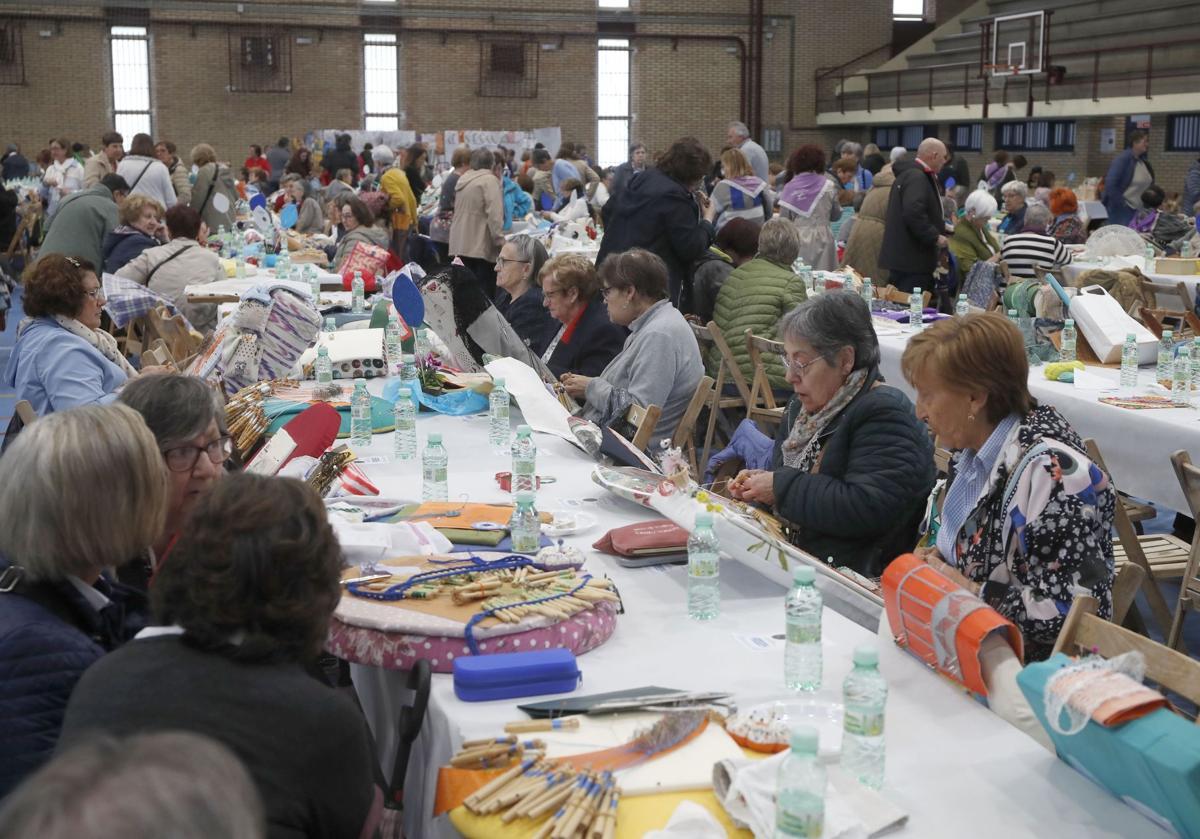 Más de 650 encajeras se han reunido este sábado en el Polideportivo Rondilla con motivo del IV Encuentro de Bolillos y Vainicas.