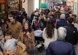 Una guía levanta su paraguas para marcar el recorrido a un grupo de turistas en un tramo de la Calle Real.