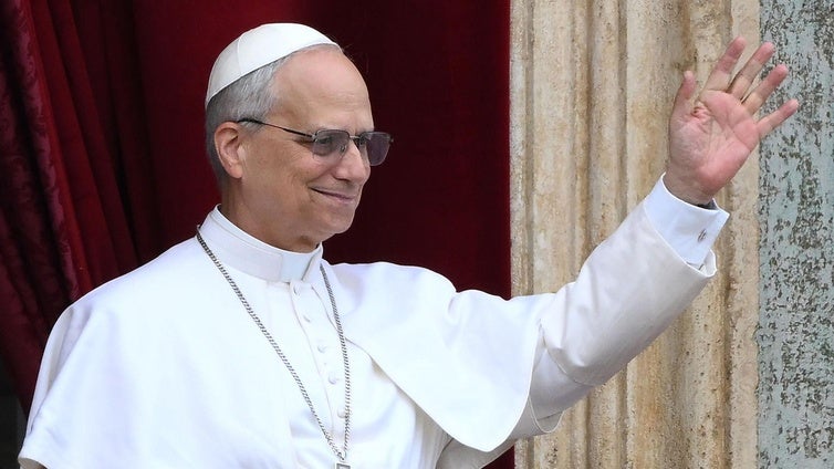 El Papa León XIV saluda en la plaza de San Pedro, en el Vaticano, este domingo por la mañana.