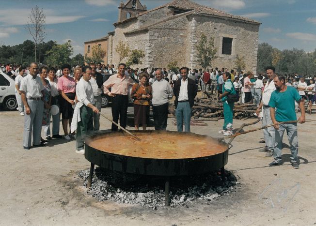 Cocinando la paella de las fiestas. 15 de septiembre de 1994.