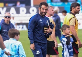 Diego Merino, entrenador del VRAC, a pie de césped.