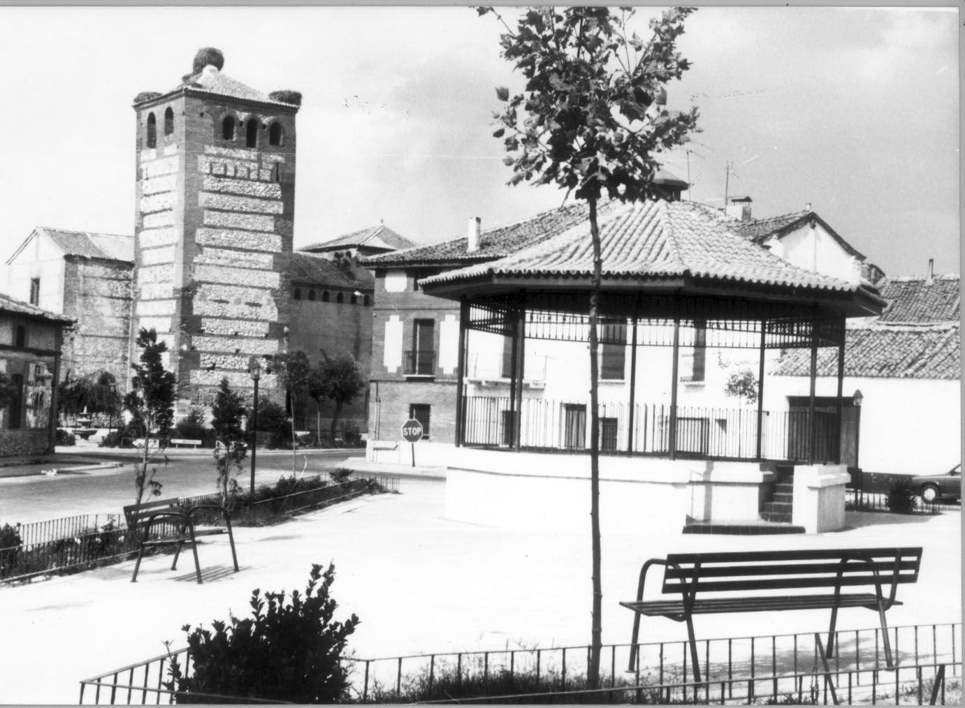 Vista antigua de la Plaza con la iglesia al fondo.