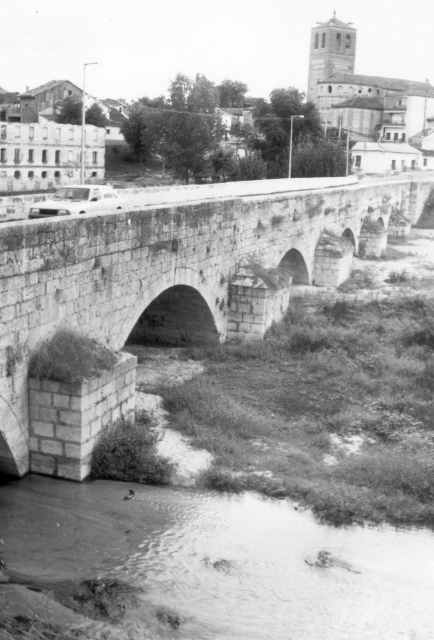 Vista del puente sobre el Cega.