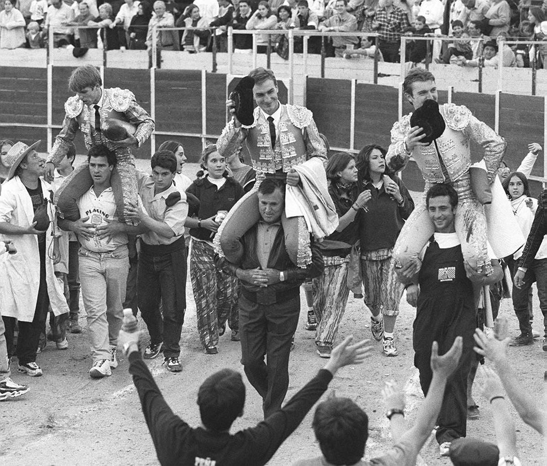 El Cordobés, Manolo Sánchez y Raúl Gracia El Tato salen a hombros tras torear en la plaza de toros de Mojado en octubre de 1998.