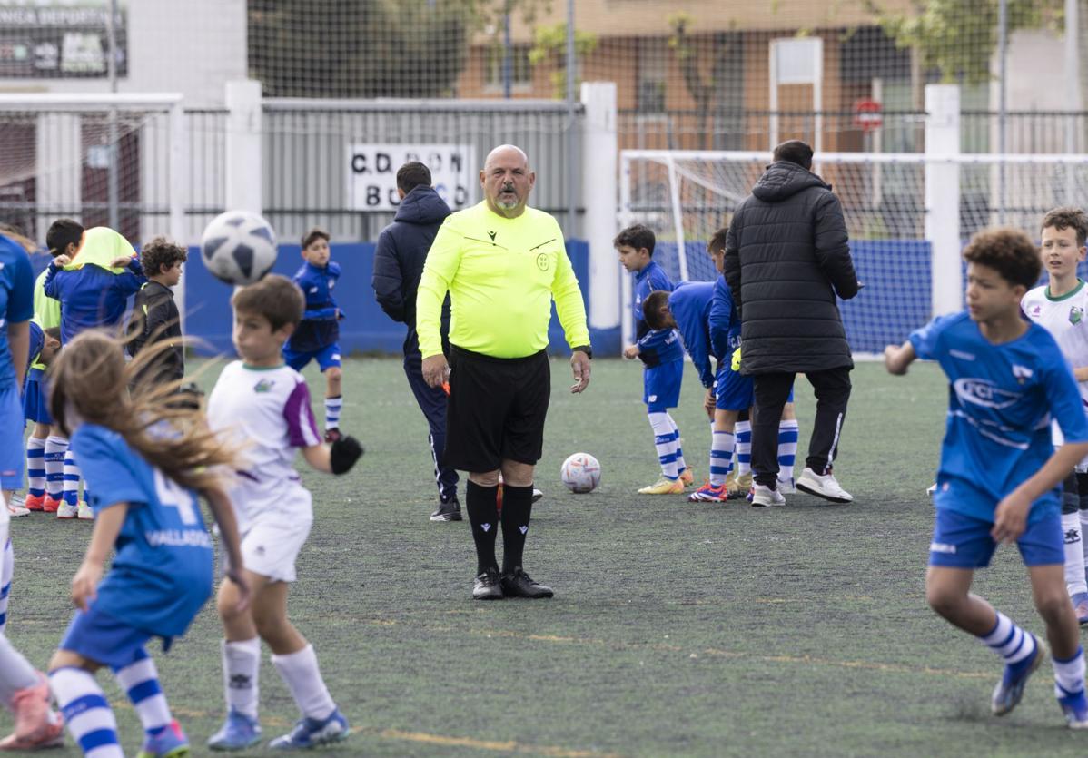 'Pichina', dirigiendo su último partido como árbitro de ligas locales.