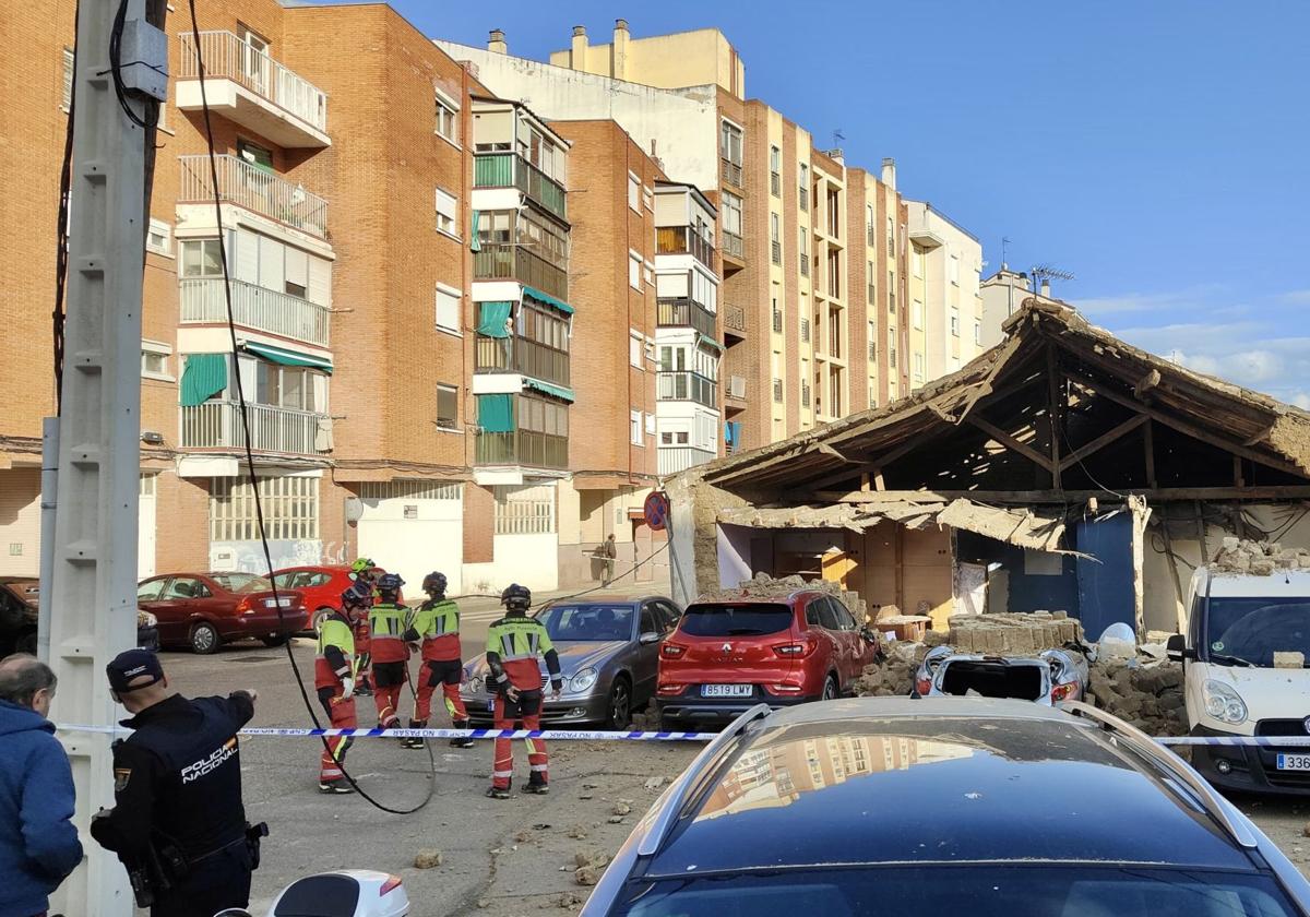 El derrumbe de parte de una vivienda causa daños en varios coches
