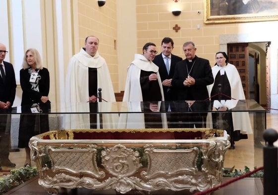 Fernández Mañueco atiende las explicaciones del prior de Alba de Tormes P. Miguel Ángel González, en presencia del obispo de las diócesis de Salamanca y Ciudad Rodrigo, Mons. Retana.