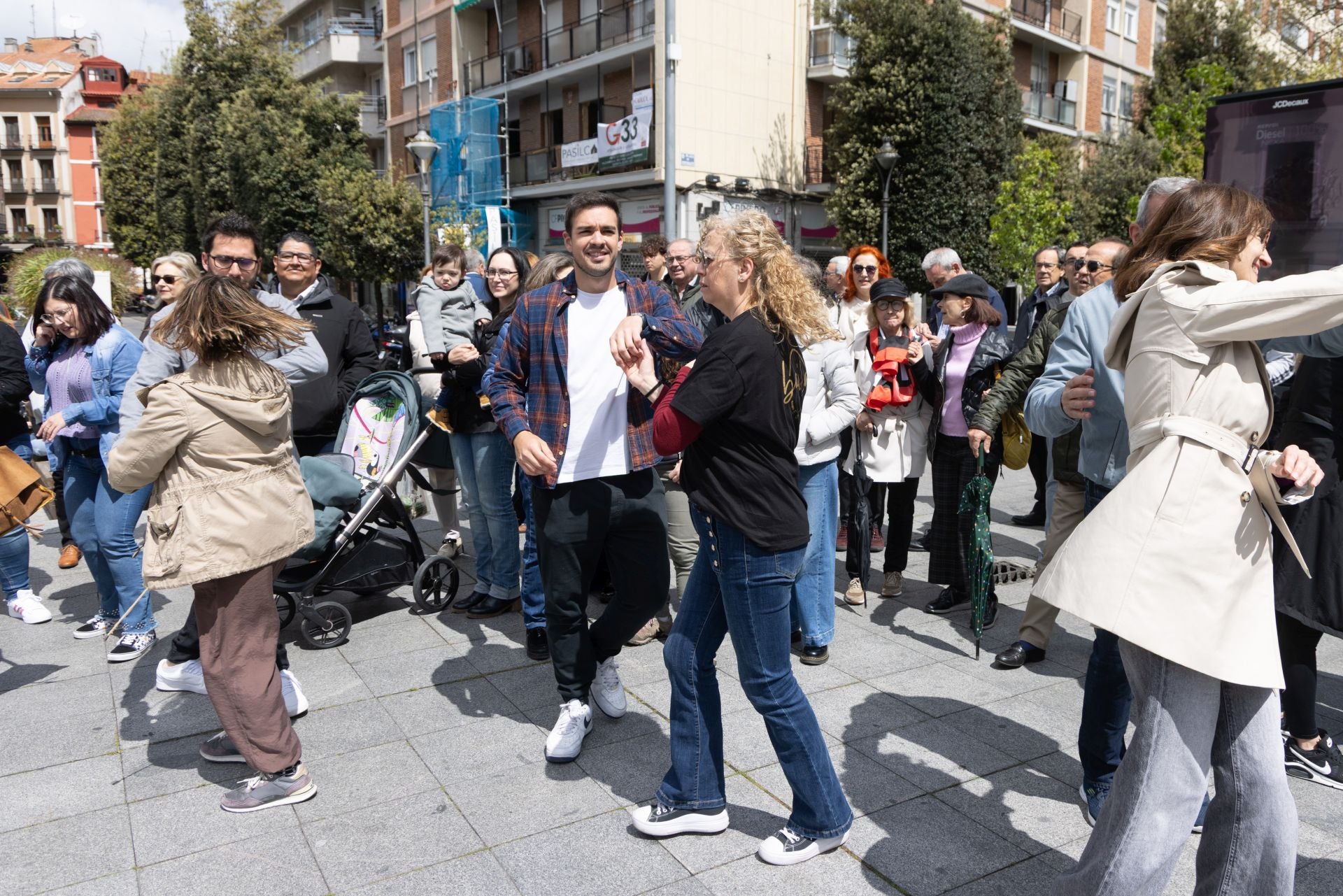 Los bailes latinos en Portugalete y el desfile de perros de San Isidro, en imágenes