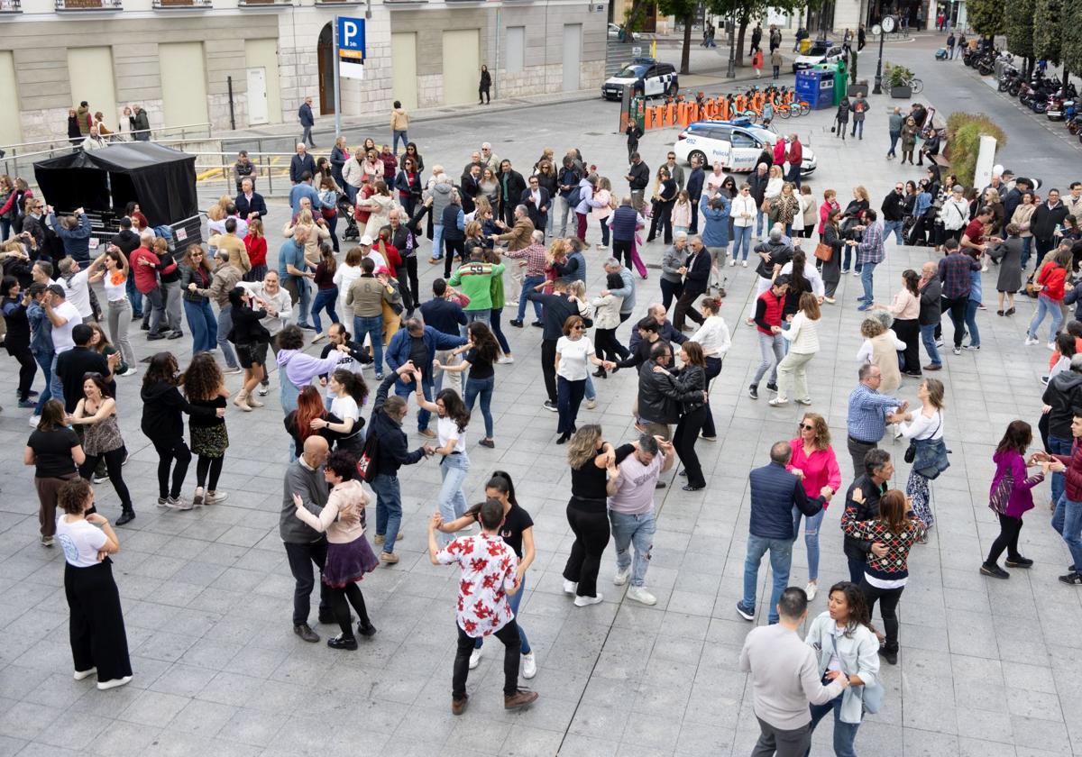 Los bailes latinos en Portugalete y el desfile de perros de San Isidro, en imágenes