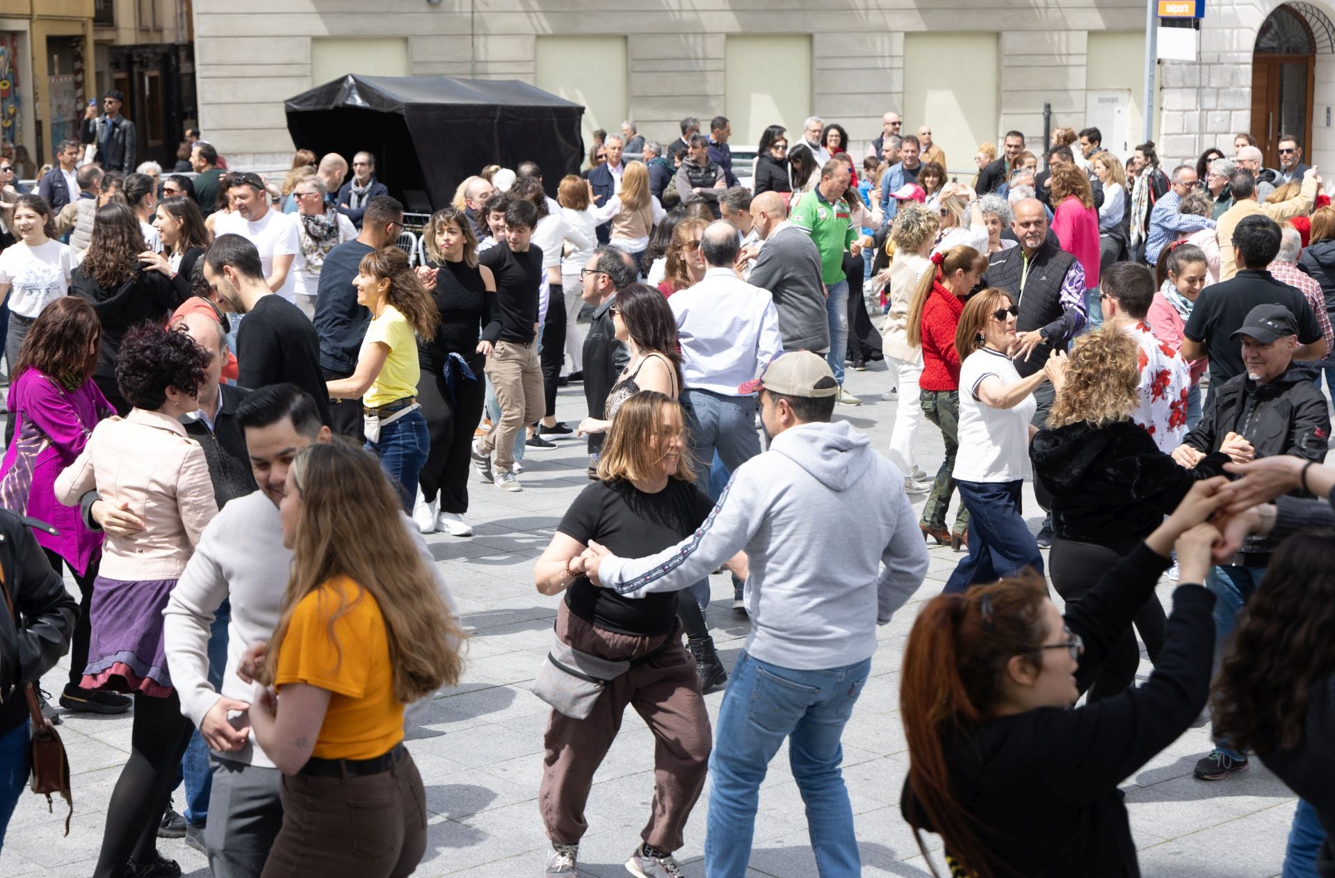 Los bailes latinos en Portugalete y el desfile de perros de San Isidro, en imágenes